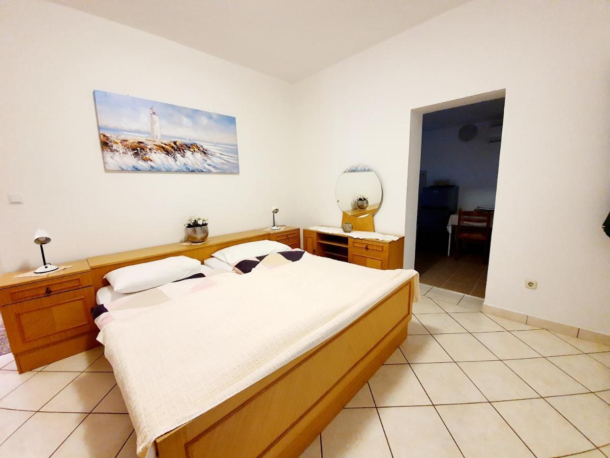 Apartamani Katarina Vl.Ilija Jusup Starigrad Paklenica Exterior foto