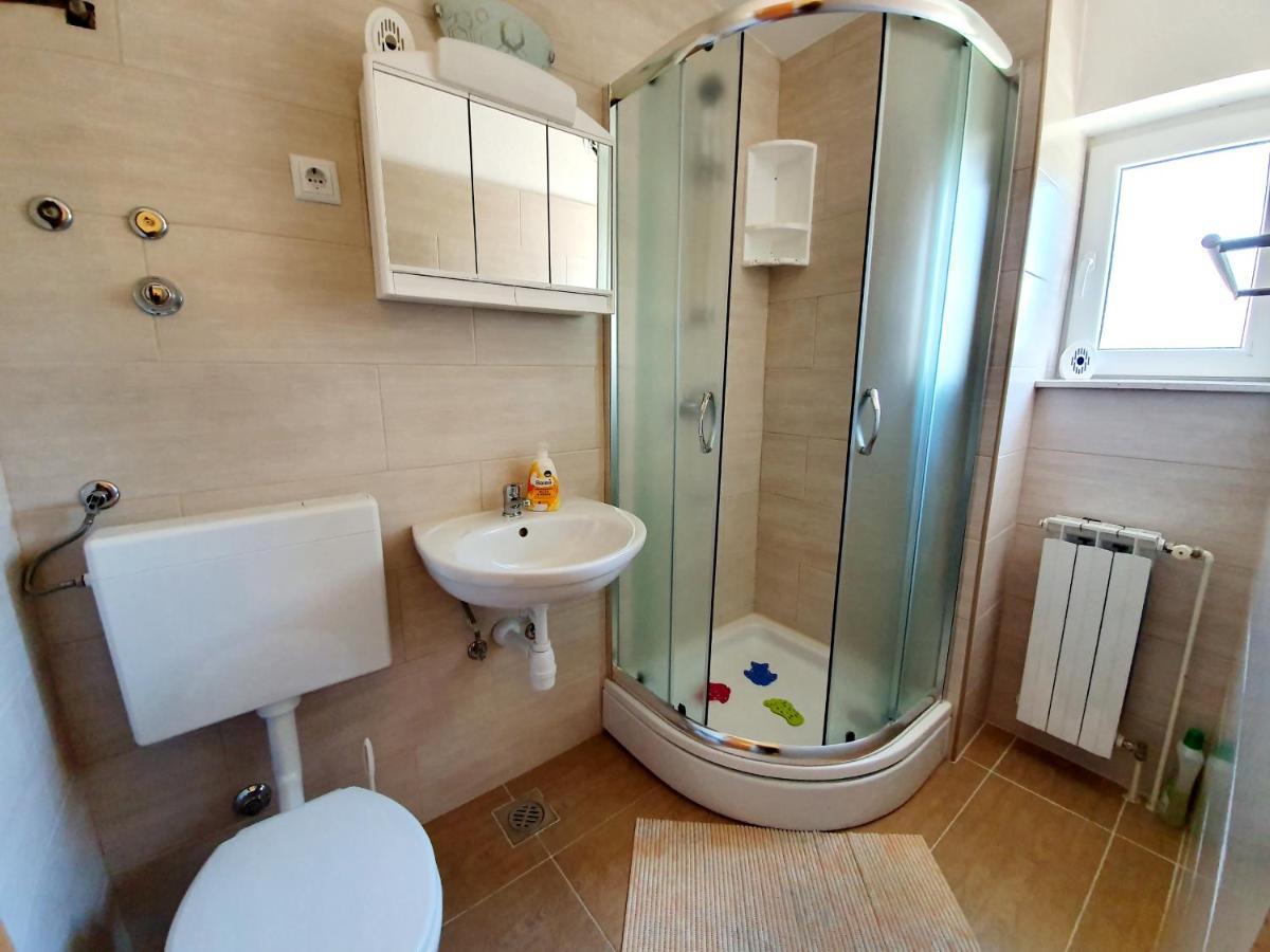 Apartamani Katarina Vl.Ilija Jusup Starigrad Paklenica Exterior foto