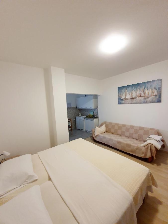 Apartamani Katarina Vl.Ilija Jusup Starigrad Paklenica Exterior foto