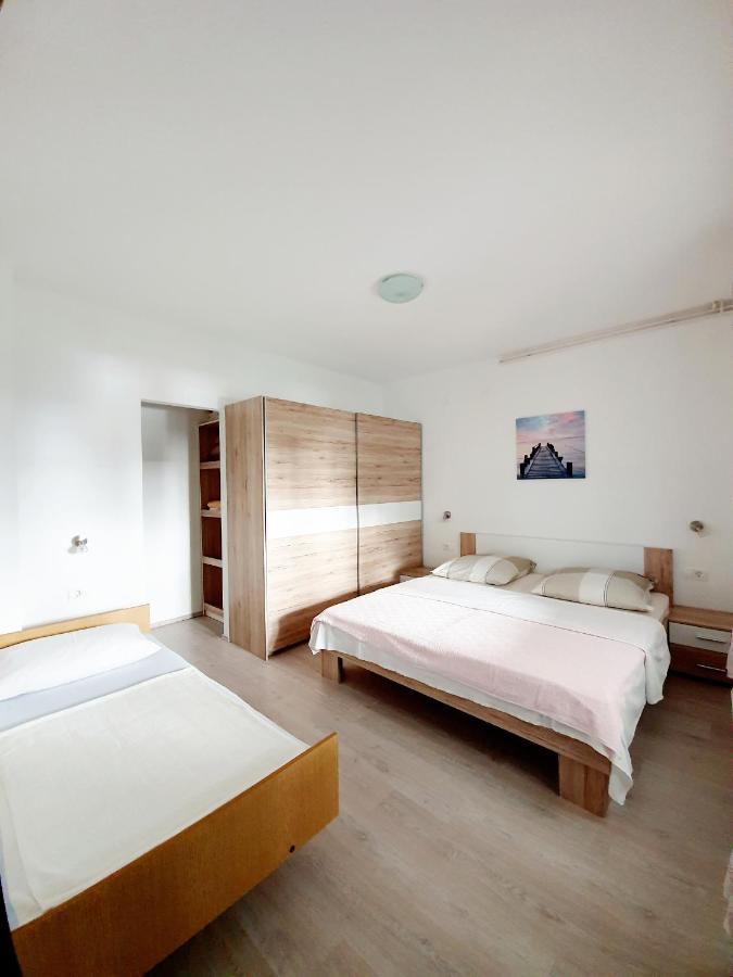 Apartamani Katarina Vl.Ilija Jusup Starigrad Paklenica Exterior foto
