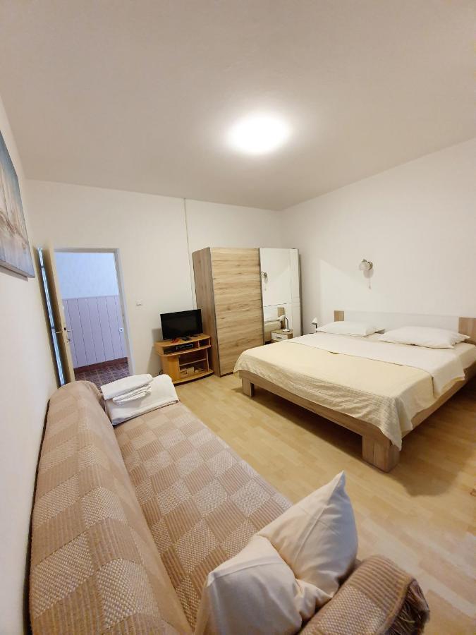 Apartamani Katarina Vl.Ilija Jusup Starigrad Paklenica Exterior foto