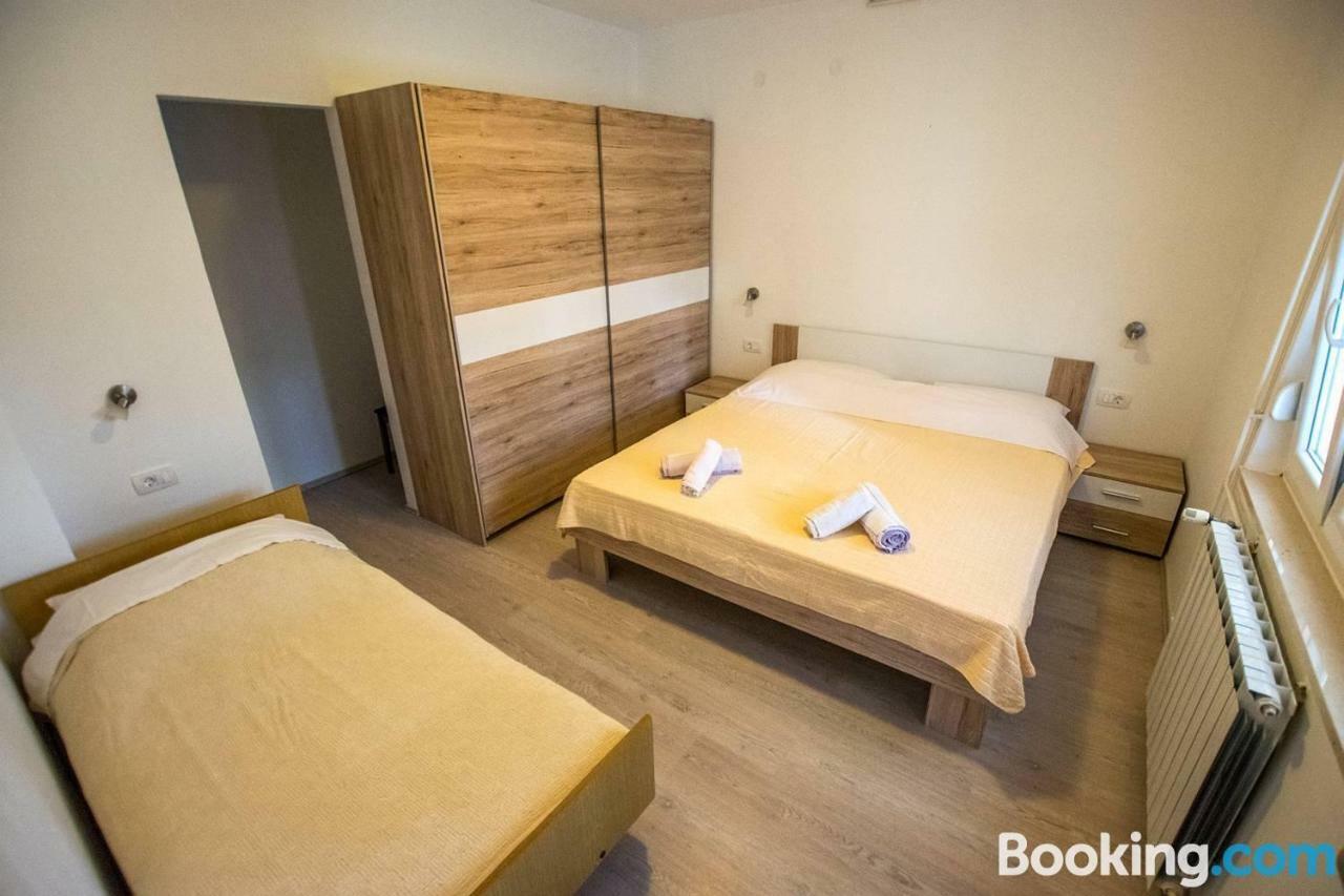Apartamani Katarina Vl.Ilija Jusup Starigrad Paklenica Exterior foto