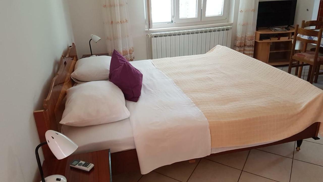 Apartamani Katarina Vl.Ilija Jusup Starigrad Paklenica Exterior foto