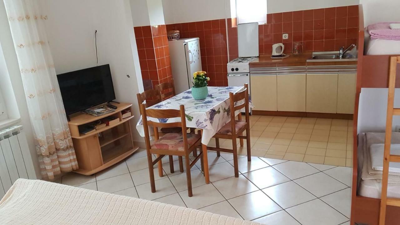 Apartamani Katarina Vl.Ilija Jusup Starigrad Paklenica Exterior foto