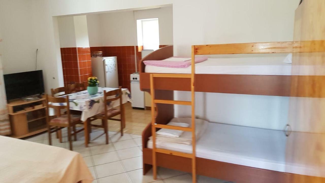 Apartamani Katarina Vl.Ilija Jusup Starigrad Paklenica Exterior foto